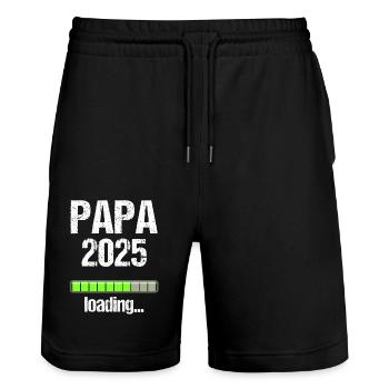 Papa 2025 Geschenk Männer Herren Vater Schwanger - Stanley/Stella Unisex Bio Joggingshorts Trainer  - Schwarz - Vorne - Nik (191cm) & Marisol (170cm)