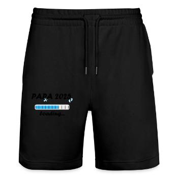 Papa 2025 Geschenk Männer Herren Vater Schwanger - Stanley/Stella Unisex Bio Joggingshorts Trainer  - Schwarz - Vorne - Nik (191cm) & Marisol (170cm)