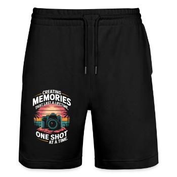 Erinnerungen schaffen, die ein Leben lang halten, mit einem Schuss - Stanley/Stella Unisex Bio Joggingshorts Trainer  - Schwarz - Vorne - Nik (191cm) & Marisol (170cm)