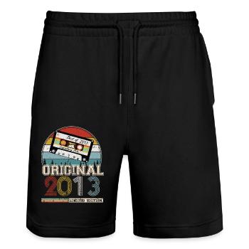 Jahrgang 2013 Geschenk zum 11-jährigen Jubiläum - Stanley/Stella Unisex Bio Joggingshorts Trainer  - Schwarz - Vorne - Nik (191cm) & Marisol (170cm)