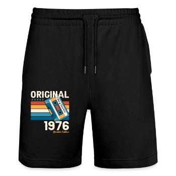 47. Geburtstag Kassette Dezember Jahrgang 1976 - Stanley/Stella Unisex Bio Joggingshorts Trainer  - Schwarz - Vorne - Nik (191cm) & Marisol (170cm)