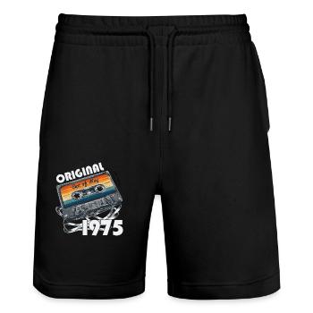 Kassette Mai 1975 Jahrgang 1975 Geburtstag 1975 - Stanley/Stella Unisex Bio Joggingshorts Trainer  - Schwarz - Vorne - Nik (191cm) & Marisol (170cm)