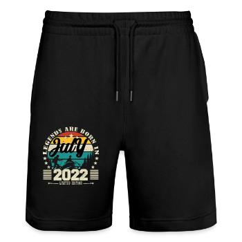 Juli 2022. Geburtstagsgeschenk Juli 2022. - Stanley/Stella Unisex Bio Joggingshorts Trainer  - Schwarz - Vorne - Nik (191cm) & Marisol (170cm)