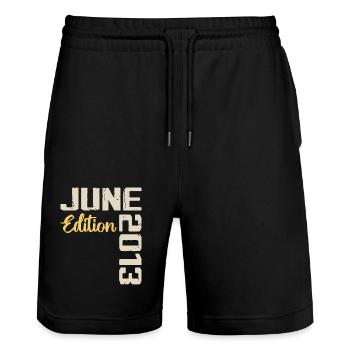 Jahrgang Juni 2013 Geschenk Juni 2013 Geburtstag - Stanley/Stella Unisex Bio Joggingshorts Trainer  - Schwarz - Vorne - Nik (191cm) & Marisol (170cm)
