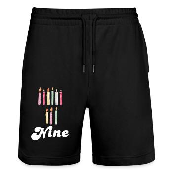 Kerze zum 9. Jahrestag - Stanley/Stella Unisex Bio Joggingshorts Trainer  - Schwarz - Vorne - Nik (191cm) & Marisol (170cm)