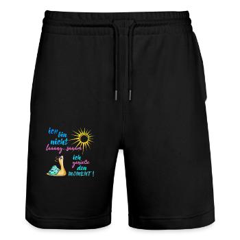 Ich bin nicht langsam... ich genieße den Moment - Stanley/Stella Unisex Bio Joggingshorts Trainer  - Schwarz - Vorne - Nik (191cm) & Marisol (170cm)