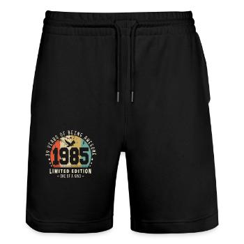 Original Geboren 1985 Authentisches Geschenk 1985 Bursdag - Stanley/Stella Unisex Bio Joggingshorts Trainer  - Schwarz - Vorne - Nik (191cm) & Marisol (170cm)