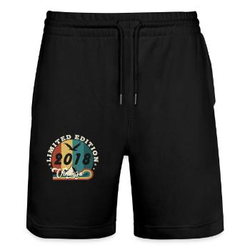 Jahrgang 2023 Retro - Bestseller - Stanley/Stella Unisex Bio Joggingshorts Trainer  - Schwarz - Vorne - Nik (191cm) & Marisol (170cm)