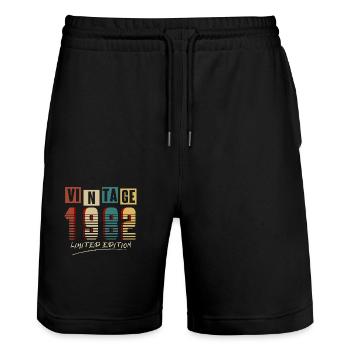 Jahrgang 1982: Limitierte Auflage - 43. Jubiläum. - Stanley/Stella Unisex Bio Joggingshorts Trainer  - Schwarz - Vorne - Nik (191cm) & Marisol (170cm)