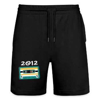 Kassette 2012 Jahrgang Jubiläum 2012 - Stanley/Stella Unisex Bio Joggingshorts Trainer  - Schwarz - Vorne - Nik (191cm) & Marisol (170cm)