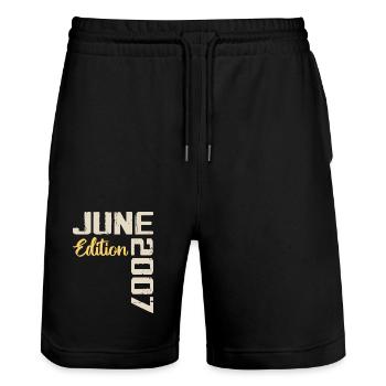 Geboren im Juni 2007 Geschenk Juni 2007 Geburtstag - Stanley/Stella Unisex Bio Joggingshorts Trainer  - Schwarz - Vorne - Nik (191cm) & Marisol (170cm)