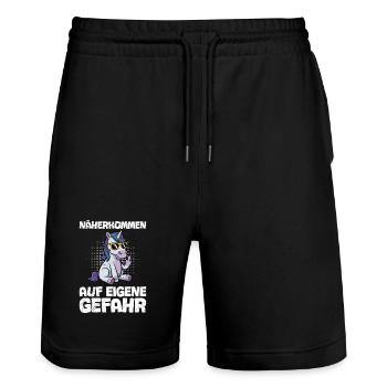 Mallorca NÄHER KOMMEN AUF EIGENE GEFAHR Lustig - Stanley/Stella Unisex Bio Joggingshorts Trainer  - Schwarz - Vorne - Nik (191cm) & Marisol (170cm)