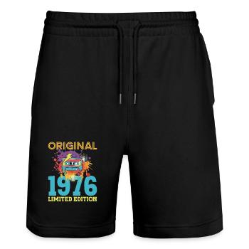 50-jähriges Jubiläum 1976 Retro-Vintage-Kassette - Stanley/Stella Unisex Bio Joggingshorts Trainer  - Schwarz - Vorne - Nik (191cm) & Marisol (170cm)