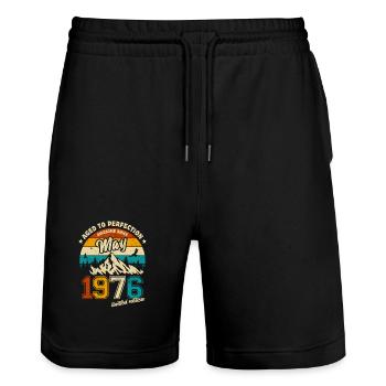 Awesome since May 1976 | Geburtstag | Geschenk - Stanley/Stella Unisex Bio Joggingshorts Trainer  - Schwarz - Vorne - Nik (191cm) & Marisol (170cm)