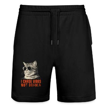 Ich jage Vibes, nicht Drama - chilled cat - Stanley/Stella Unisex Bio Joggingshorts Trainer  - Schwarz - Vorne - Nik (191cm) & Marisol (170cm)