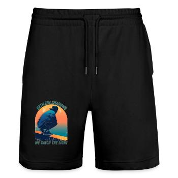 Zwischen Licht und Schatten - Stanley/Stella Unisex Bio Joggingshorts Trainer  - Schwarz - Vorne - Nik (191cm) & Marisol (170cm)