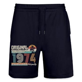Januar 1974 Geburtstag Januar 1974 Geschenk - Stanley/Stella Unisex Bio Joggingshorts Trainer  - Dark navy - Vorne - Nik (191cm) & Marisol (170cm)