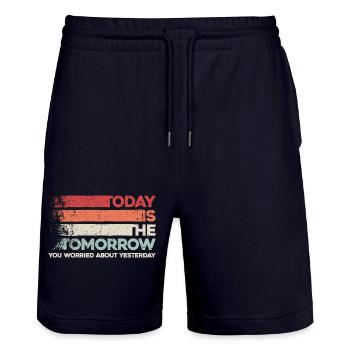 Motivierendes Weisheitsdesign. Die Vibes von morgen von heute - Stanley/Stella Unisex Bio Joggingshorts Trainer  - Dark navy - Vorne - Nik (191cm) & Marisol (170cm)