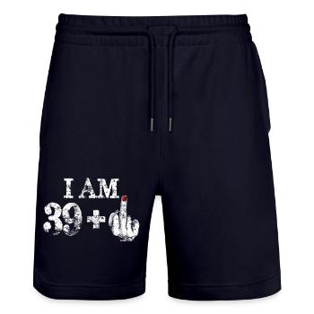 Ich bin 39 plus fetter Mittelfinger - Stanley/Stella Unisex Bio Joggingshorts Trainer  - Dark navy - Vorne - Nik (191cm) & Marisol (170cm)