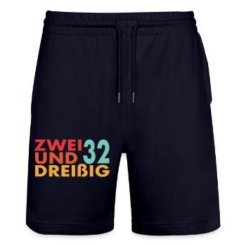 32. Geburtstag Geschenkidee - Stanley/Stella Unisex Bio Joggingshorts Trainer  - Dark navy - Vorne - Nik (191cm) & Marisol (170cm)