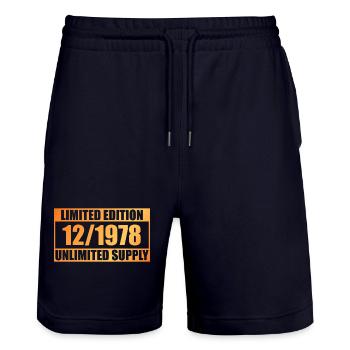 45e anniversaire édition limitée - ꝏ approvisionnement 12/1978 - Short de jogging bio TRAINER Stanley/Stella unisexe - marine foncé - Devant - Nik (191cm) & Marisol (170cm)