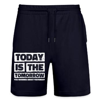 Motivierendes Weisheitsdesign. Die Vibes von morgen von heute - Stanley/Stella Unisex Bio Joggingshorts Trainer  - Dark navy - Vorne - Nik (191cm) & Marisol (170cm)