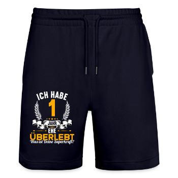 Ich habe 1 Jahre Ehe überlebt 1.Hochzeitstag - Stanley/Stella Unisex Bio Joggingshorts Trainer  - Dark navy - Vorne - Nik (191cm) & Marisol (170cm)