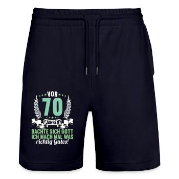 Vor 70 Jahren dachte Gott mach Gutes 70 Geburtstag - Stanley/Stella Unisex Bio Joggingshorts Trainer  - Dark navy - Vorne - Nik (191cm) & Marisol (170cm)