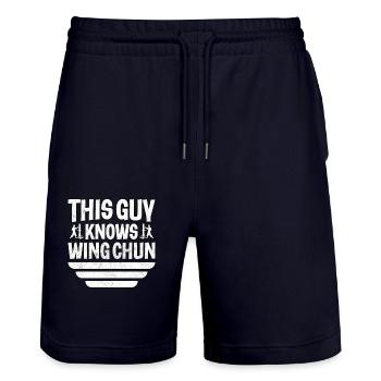 Dieser Typ kennt Wing Chun - Stanley/Stella Unisex Bio Joggingshorts Trainer  - Dark navy - Vorne - Nik (191cm) & Marisol (170cm)