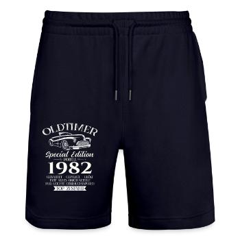Oldtimer 1982 Jahrgang 1982 42. Geburtstag 1982 - Stanley/Stella Unisex Bio Joggingshorts Trainer  - Dark navy - Vorne - Nik (191cm) & Marisol (170cm)