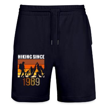 Hiking since 1989, Vintage Geburtstag Geschenk - Stanley/Stella Unisex Bio Joggingshorts Trainer  - Dark navy - Vorne - Nik (191cm) & Marisol (170cm)
