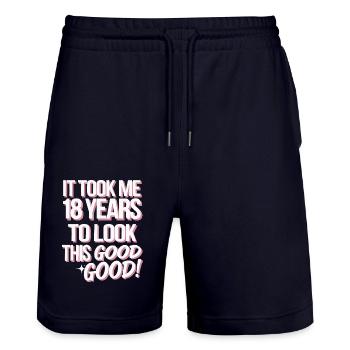 It took me 18 years to look this good - Stanley/Stella Unisex Bio Joggingshorts Trainer  - Dark navy - Vorne - Nik (191cm) & Marisol (170cm)