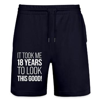It took me 18 years to look this good - Stanley/Stella Unisex Bio Joggingshorts Trainer  - Dark navy - Vorne - Nik (191cm) & Marisol (170cm)