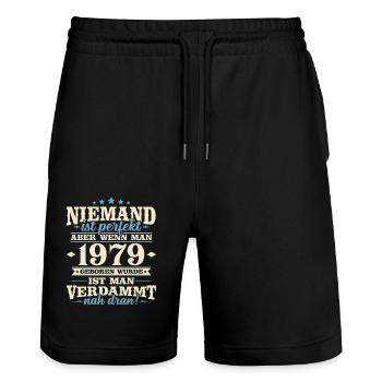 Jahrgang 1979 geboren Geburtstag Geburtstagsspruch - Stanley/Stella Unisex Bio Joggingshorts Trainer  - Schwarz - Vorne - Nik (191cm) & Marisol (170cm)