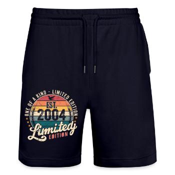 Geburtstagsgeschenk 2004 Jahrgang 2004 Retro 2004 - Stanley/Stella Unisex Bio Joggingshorts Trainer  - Dark navy - Vorne - Nik (191cm) & Marisol (170cm)