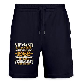 Jahrgang 1969 geboren Geburtstag Geburtstagsspruch - Stanley/Stella Unisex Bio Joggingshorts Trainer  - Dark navy - Vorne - Nik (191cm) & Marisol (170cm)