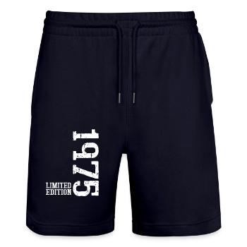 1975 Jahrgang geboren Limited Edition - Stanley/Stella Unisex Bio Joggingshorts Trainer  - Dark navy - Vorne - Nik (191cm) & Marisol (170cm)