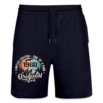 April 1960 Geburtstagsgeschenk April 1960 - Stanley/Stella Unisex Bio Joggingshorts Trainer  - Dark navy - Vorne - Nik (191cm) & Marisol (170cm)