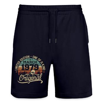 Original März 1979 Geburtstagsgeschenk März 1979 - Stanley/Stella Unisex Bio Joggingshorts Trainer  - Dark navy - Vorne - Nik (191cm) & Marisol (170cm)