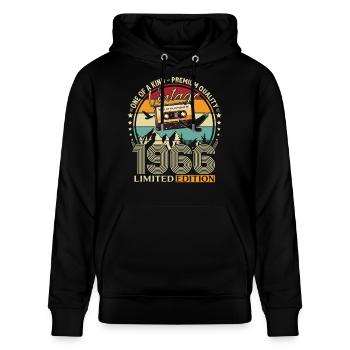 59. Geburtstag Kassette Dezember Jahrgang 1966 - Stanley/Stella Unisex Bio-Hoodie CRUISER  - Schwarz - Vorne - Alina (178cm) & Michal (187cm)