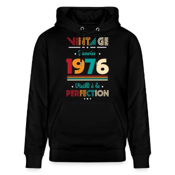 50-jähriges Jubiläum – Jahrgang – Januar 1976 - Stanley/Stella Unisex Bio-Hoodie CRUISER  - Schwarz - Vorne - Alina (178cm) & Michal (187cm)