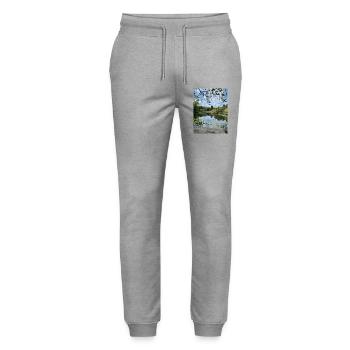 Spiegelsee im Waldrand - Stanley/Stella Unisex Bio Jogginghose Mover  - Grau meliert - Vorne - Marisol (170cm) & Nik (191cm)