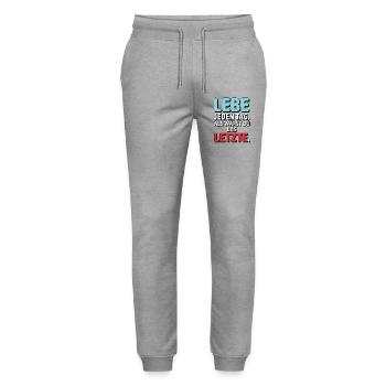 Lebe jeden Tag als wärst du das Letzte - Stanley/Stella Unisex Bio Jogginghose Mover  - Grau meliert - Vorne - Marisol (170cm) & Nik (191cm)
