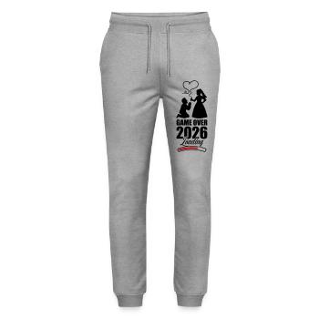 Game Over 2026 Hochzeit - Stanley/Stella Unisex Bio Jogginghose Mover  - Grau meliert - Vorne - Marisol (170cm) & Nik (191cm)