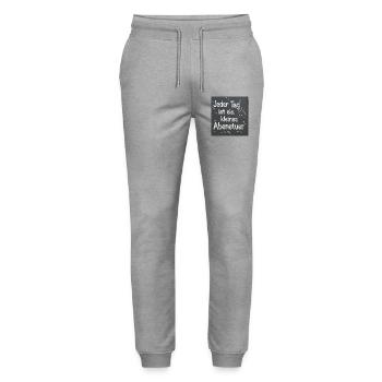 Jeder Tag ist ein kleines Abenteuer - Stanley/Stella Unisex Bio Jogginghose Mover  - Grau meliert - Vorne - Marisol (170cm) & Nik (191cm)