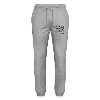 Bleib ruhig – das Wildschwein ist da - Stanley/Stella Unisex Bio Jogginghose Mover  - Grau meliert - Vorne - Marisol (170cm) & Nik (191cm)