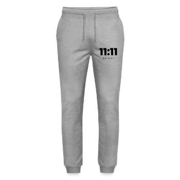 11:11 Kein Zufall – Minimal Statement Shirt - Stanley/Stella Unisex Bio Jogginghose Mover  - Grau meliert - Vorne - Marisol (170cm) & Nik (191cm)