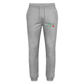 Sizilien in meinem Herzen - Stanley/Stella Unisex Bio Jogginghose Mover  - Grau meliert - Vorne - Marisol (170cm) & Nik (191cm)