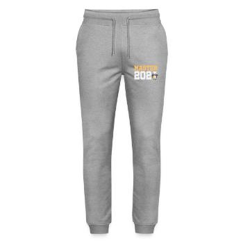 Master 2026 Abschluss Promotion Sponsion - Stanley/Stella Unisex Bio Jogginghose Mover  - Grau meliert - Vorne - Marisol (170cm) & Nik (191cm)