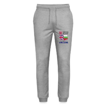 Halb Brite Halb Bulgare - Stanley/Stella Unisex Bio Jogginghose Mover  - Grau meliert - Vorne - Marisol (170cm) & Nik (191cm)